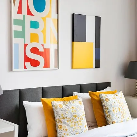 Superior Metro Centrum By Bookinghost 바르샤바