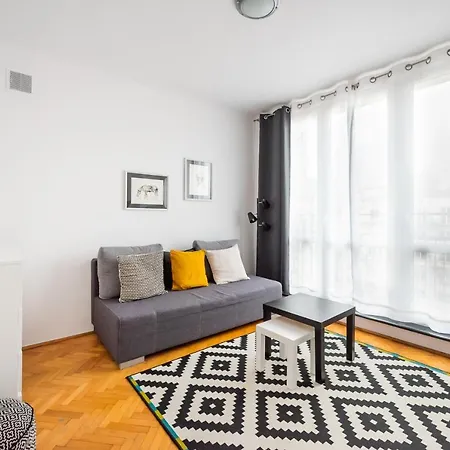 Superior Metro Centrum By Bookinghost 바르샤바